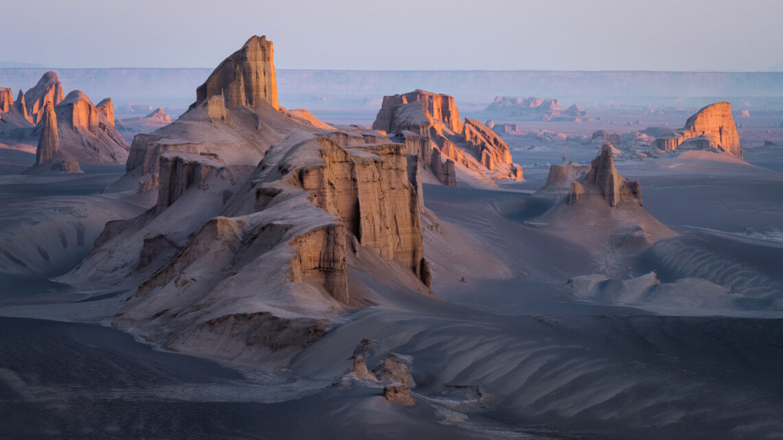 Fotografie Reise Iran, mittelgrossen Sterndünen und formiert sich ein kaum zu durchdringender Riegel aus endlosen Yardangs - Rolf Gemperle Naturfotografie